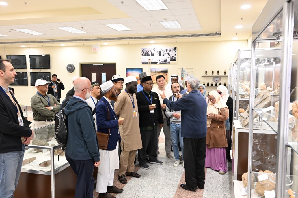 خبراء اللغة العربية في العالم يقيمون العديد من الأنشطة الإثرائية والزيارات بجامعة المؤسس